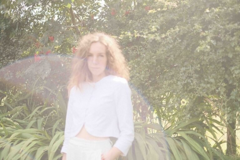 Anna Mieke shares new single + video ‘Ornament’
